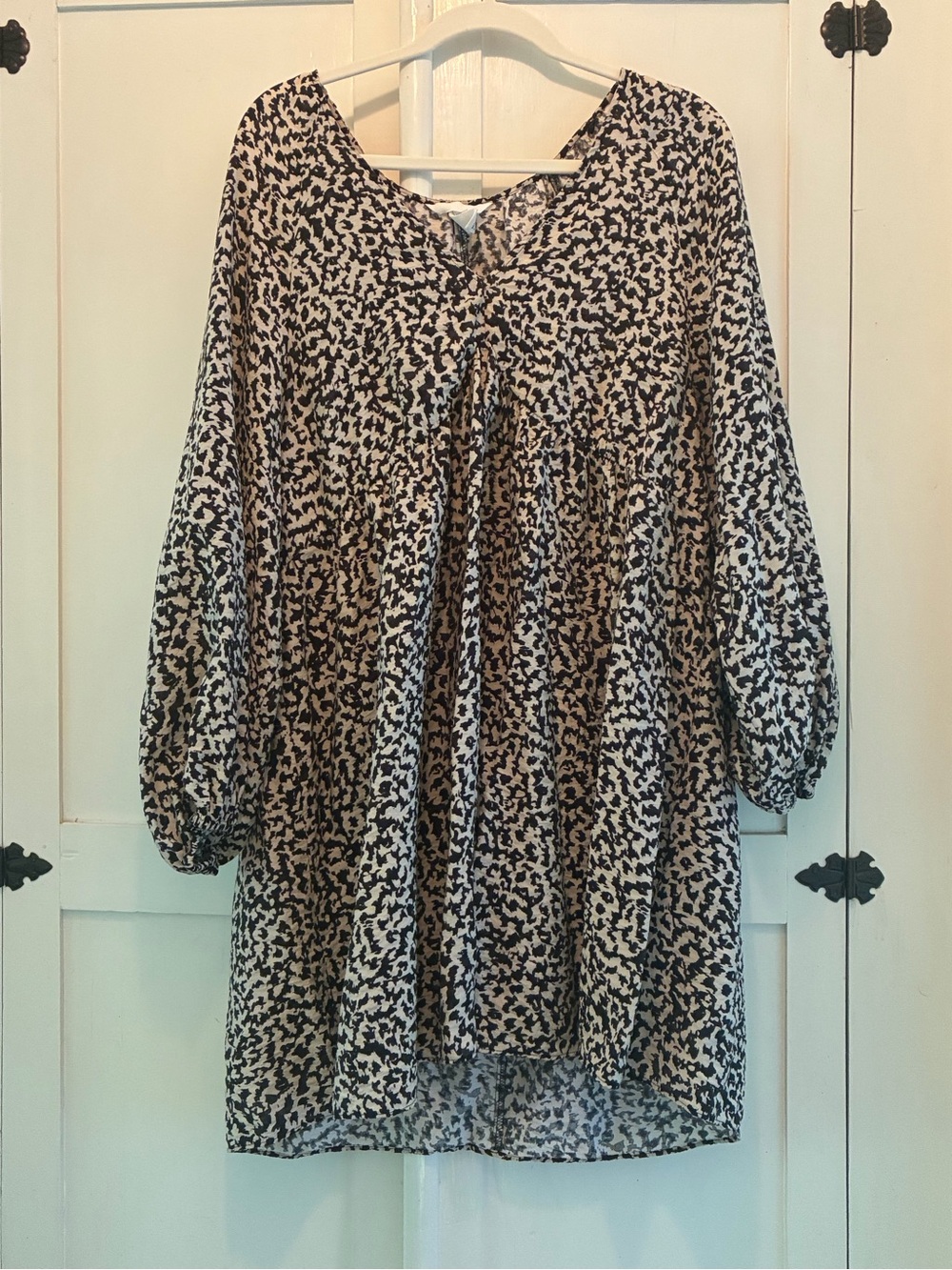 H&M Black and Beige Abstract Print V-Neck Dress L